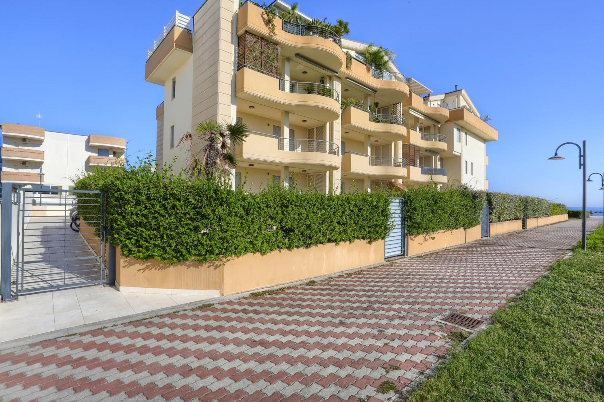 Mazzarosa Residence Roseto Degli Abruzzi Eksteriør bilde
